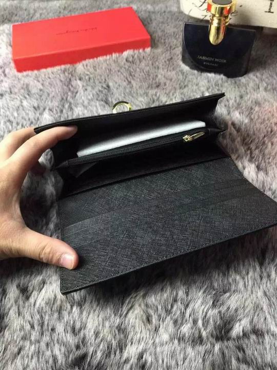 2016 New Ferragamo womens wallet in black color with gold Gancio buckle