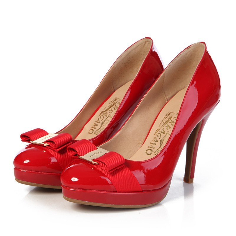 women Ferragamo red high heel 270